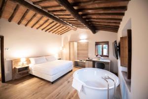 a bedroom with a bed and a bath tub at Villa Barberino in Meleto