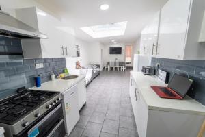 A kitchen or kitchenette at Large studio 10 minute train journey to the city!