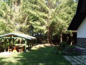 una mesa de picnic bajo un dosel en un patio en Chata Krpáčovo en Horná Lehota