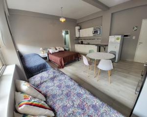 Habitación con 2 camas, mesa y cocina. en Hermoso monoambiente p/4 personas en el centro de Salta en Salta
