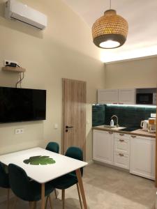 Kuchyňa alebo kuchynka v ubytovaní All In Apartman IV.