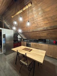 cocina con mesa de madera y silla en Grange de Trabés n°2, en Gèdre