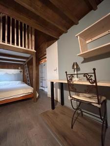 1 dormitorio con litera y escritorio en Grange de Trabés n°2, en Gèdre