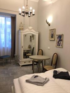 - une chambre avec une table et un miroir dans l'établissement All In Apartman IV., à Budapest