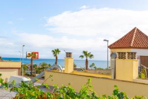 Blick auf das Meer vom Dach eines Resorts in der Unterkunft Casa Carmen in Estepona