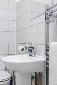 Baño blanco con lavabo y aseo en TMS Top Flat! Tilbury!, en Tilbury