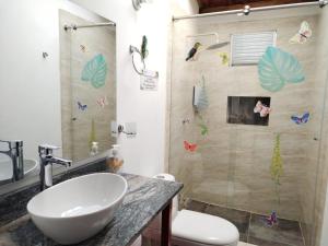 Bilik mandi di Etnias Hotel tematico