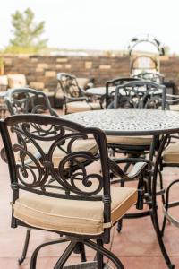 New TownにあるTeddy's Residential Suites New Townのパティオ(テーブルと椅子付)