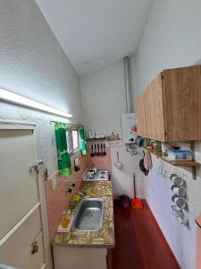 una pequeña cocina con fregadero y encimera en Barracuda 7 en Santa Teresita