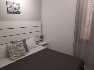een slaapkamer met een zwart-wit bed met een hoofdeinde bij Casa Bedda Siracusa in Siracusa