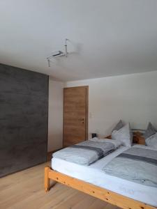 um quarto com uma cama grande num quarto em Ferienwohnung Schmaranzer em Gosau
