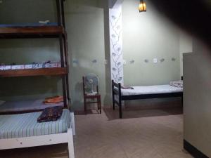 a room with two bunk beds and a table at EL CALEUCHE in Rio das Ostras