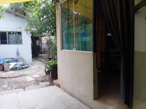 een toegang tot een huis met een glazen deur bij EL CALEUCHE in Rio das Ostras