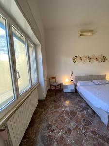 Schlafzimmer mit einem Bett und einem Fenster in der Unterkunft Casa Da Simone in Melissano