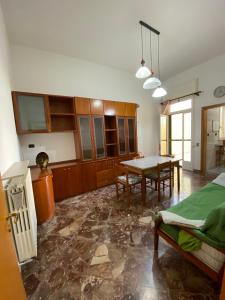 eine Küche mit einem Tisch und einem Esszimmer in der Unterkunft Casa Da Simone in Melissano