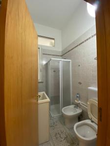 ein Bad mit einem WC, einem Waschbecken und einer Dusche in der Unterkunft Casa Da Simone in Melissano