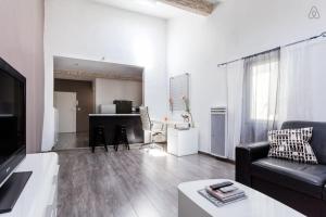 - un salon blanc avec un canapé et une table dans l'établissement T2 Saint-Anne - Air Rental, à Montpellier