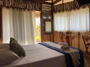una camera da letto con un letto e due asciugamani di Cabanadu Preá Kite a Prea