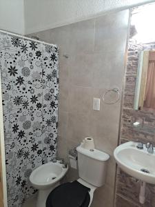 un baño con inodoro y lavabo en Hotel Aldea Marina, en Villa Gesell