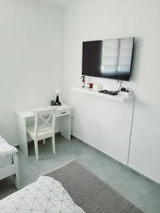 A television and/or entertainment centre at Oaza apartmani 4