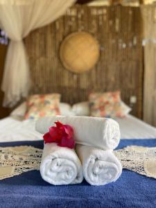 a pile of towels sitting on top of a bed at Cabanadu Preá Kite in Prea