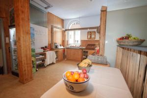 a kitchen with a bowl of fruit on a table at juhui Arosa in Arosa