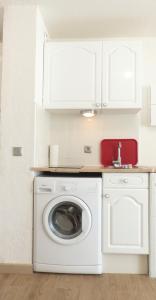 eine weiße Waschmaschine und ein Trockner in der Küche in der Unterkunft T2 Proche Capelan -parking privé gratuit - wifi in Bandol