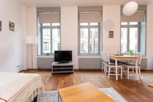 a bedroom with a bed and a table with a television at FULL HOUSE Premium Apartments Leipzig M14 in Leipzig