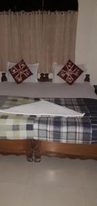 twee eenpersoonsbedden in een kamer met een raam bij Brookefield Service Apartment in Bangalore