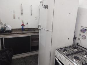cocina con nevera blanca y fogones en Casa da Glória HOSTEL, en Río de Janeiro