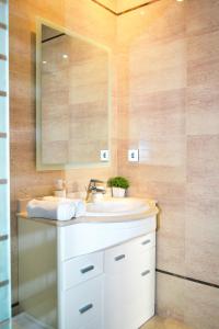 Ένα μπάνιο στο Anka Beach Apartment Patacona +33 φωτογραφίες