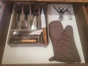 un cassetto pieno di utensili e una scatola con un coltello di Golden Mountain A75 NLux Milmari a Kopaonik