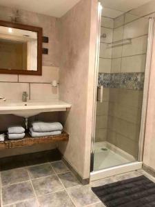 y baño con lavabo y ducha. en Chalet des Fées , 2 chambre ,70m2 ,navette gratuite, en Les Avanchers
