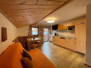 eine Küche mit einem Sofa und einem Tisch in einem Zimmer in der Unterkunft Haus Walch in Elbigenalp