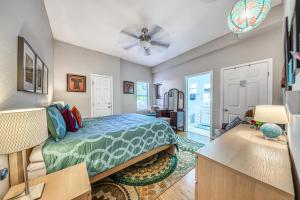 a bedroom with a bed and a ceiling fan at Sunset Cottage in San Antonio