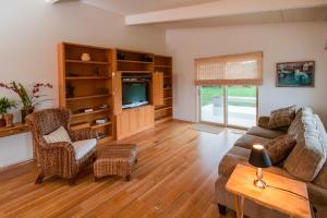 salon z kanapą i telewizorem w obiekcie Dream Scape w mieście Fort Bragg
