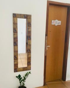 um quarto com uma porta e um espelho em TuRiStAnDo eM fLoRiPa em Florianópolis