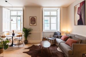 una sala de estar con un sofá y una mesa en FLH Praça Rossio Contemporary Flat, en Lisboa