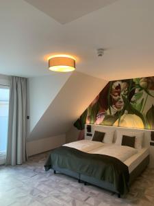 Un pat sau paturi într-o cameră la ART-INN Design Self-Check-in-Hotel