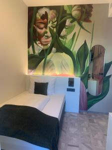 Un pat sau paturi într-o cameră la ART-INN Design Self-Check-in-Hotel