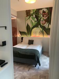 Un pat sau paturi într-o cameră la ART-INN Design Self-Check-in-Hotel