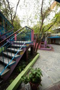ein Spielplatz mit einer Treppe in einem Park in der Unterkunft El Prado in Neuquén + 65 Fotos