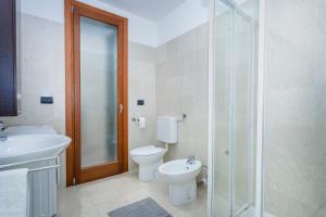 Un baño con inodoro y ducha de cristal. en Corte Baldissera Udine Centro, en Udine 7 fotos más