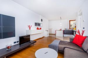 Una sala de estar con un sofá y un televisor. en Corte Baldissera Udine Centro, en Udine