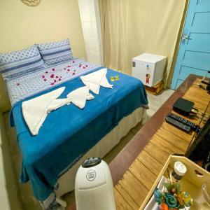 Un dormitorio con una cama azul con estrellas. en Pousada Misticasa Fernando de Noronha, en Fernando de Noronha