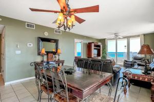 uma sala de jantar com uma mesa e uma ventoinha de tecto em The Terrace at Pelican Beach em Destin