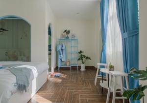Postel nebo postele na pokoji v ubytování Blue House Nguyên Căn Ngay Trung Tâm Có Máy Lạnh + 37 fotografií