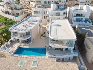 una vista aerea di un edificio con piscina di Waters-Edge Complex a Marsaskala