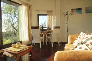 een woonkamer met een tafel en stoelen bij Panorama Suite El Mirador in Puntagorda
