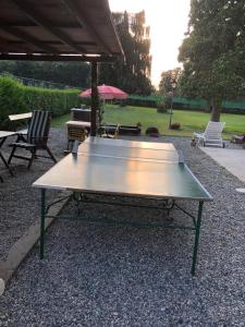 een tafeltennistafel op grind bij Cascina la Barona in Savigliano